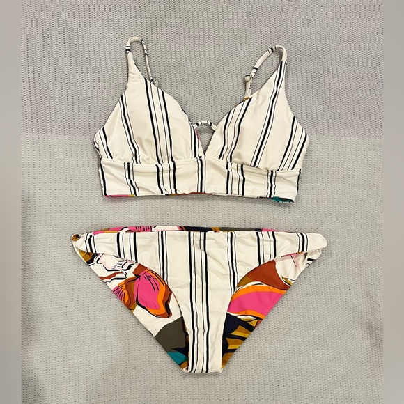 Billabong Other - Billabong v-neck reversible bikini top and bottom size medium NWOT